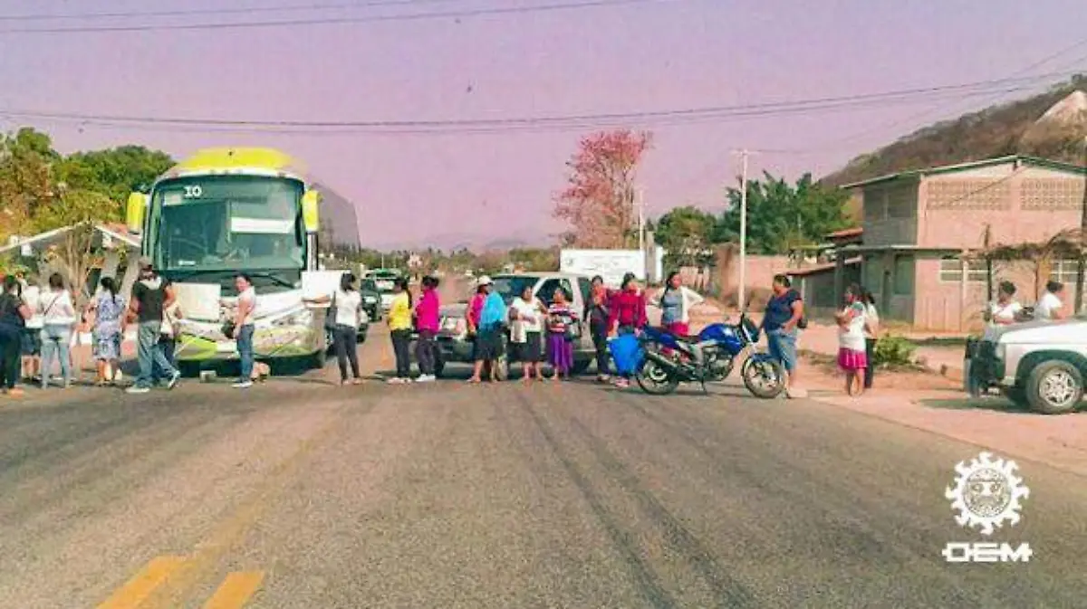 Zihuatanejo - bloquean la carretera en demanda de un maestro en la escuela de la zona